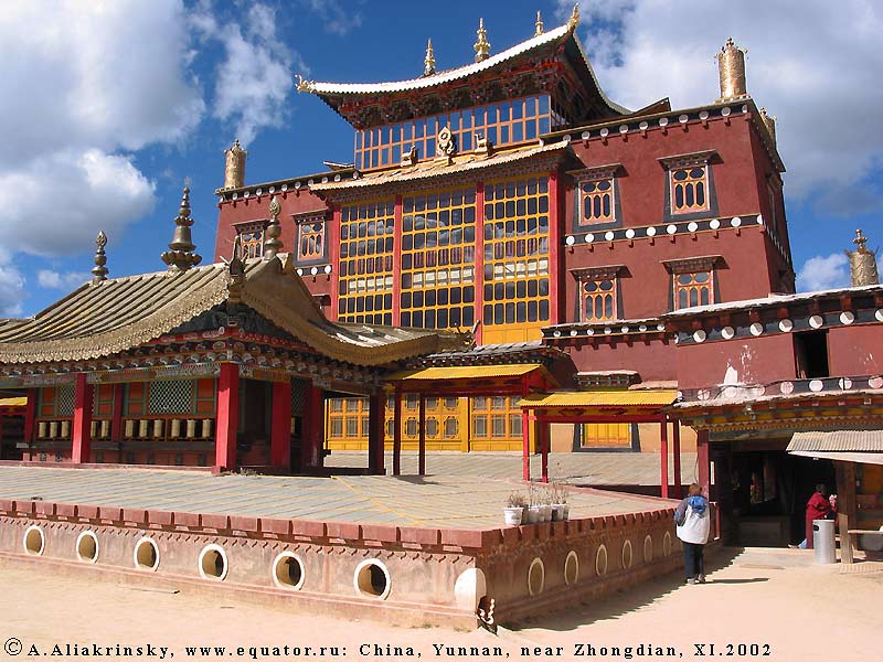 Шангри-Ла, тибетский монастырь Ganden Sumtseling. Главное здание. Фотографии из Китая. Путешествие в Южный Китай, провинция Юньнань. (Shangri-La = Zhongdian).